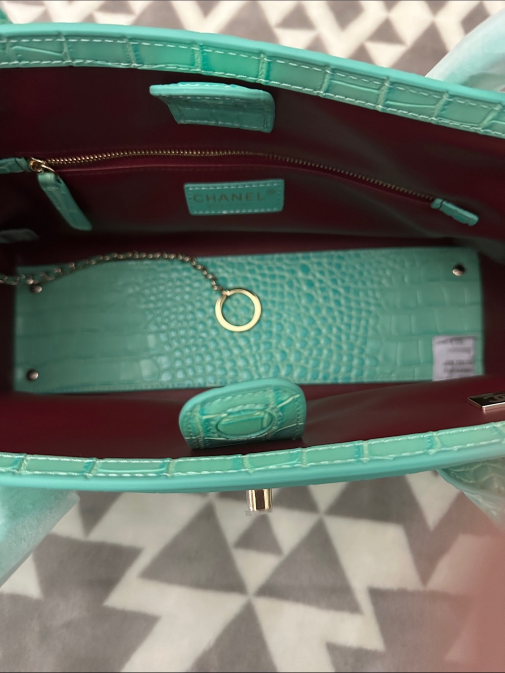 Elegant Mint Green Croc-Embossed Tote with Gold Hardware - Picture 8 of 9
